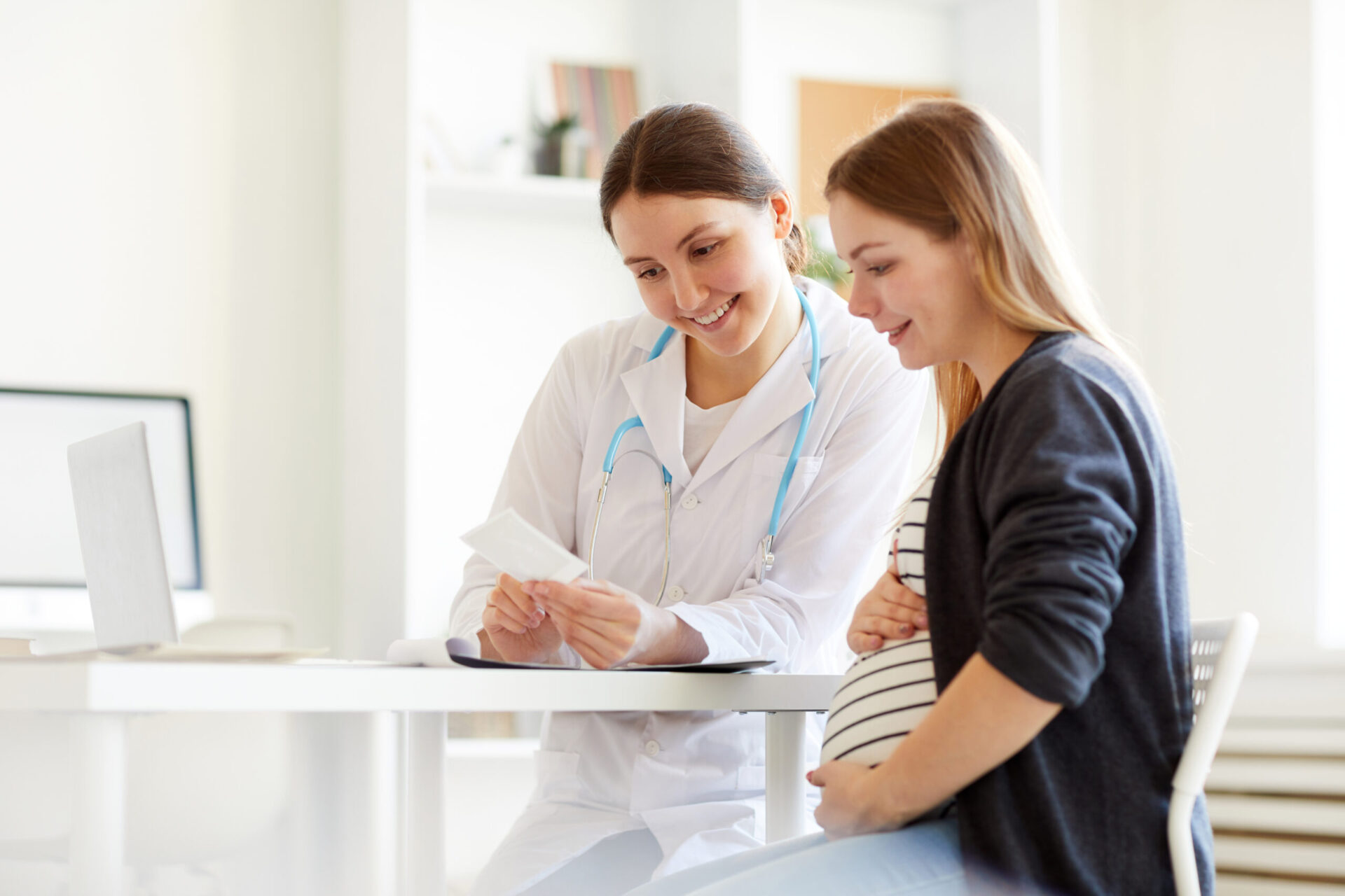 Rookvrije Start zwangere vrouw medisch controle jonge vrouw in verwachting zwangerschap dikke buik dokter verloskundige