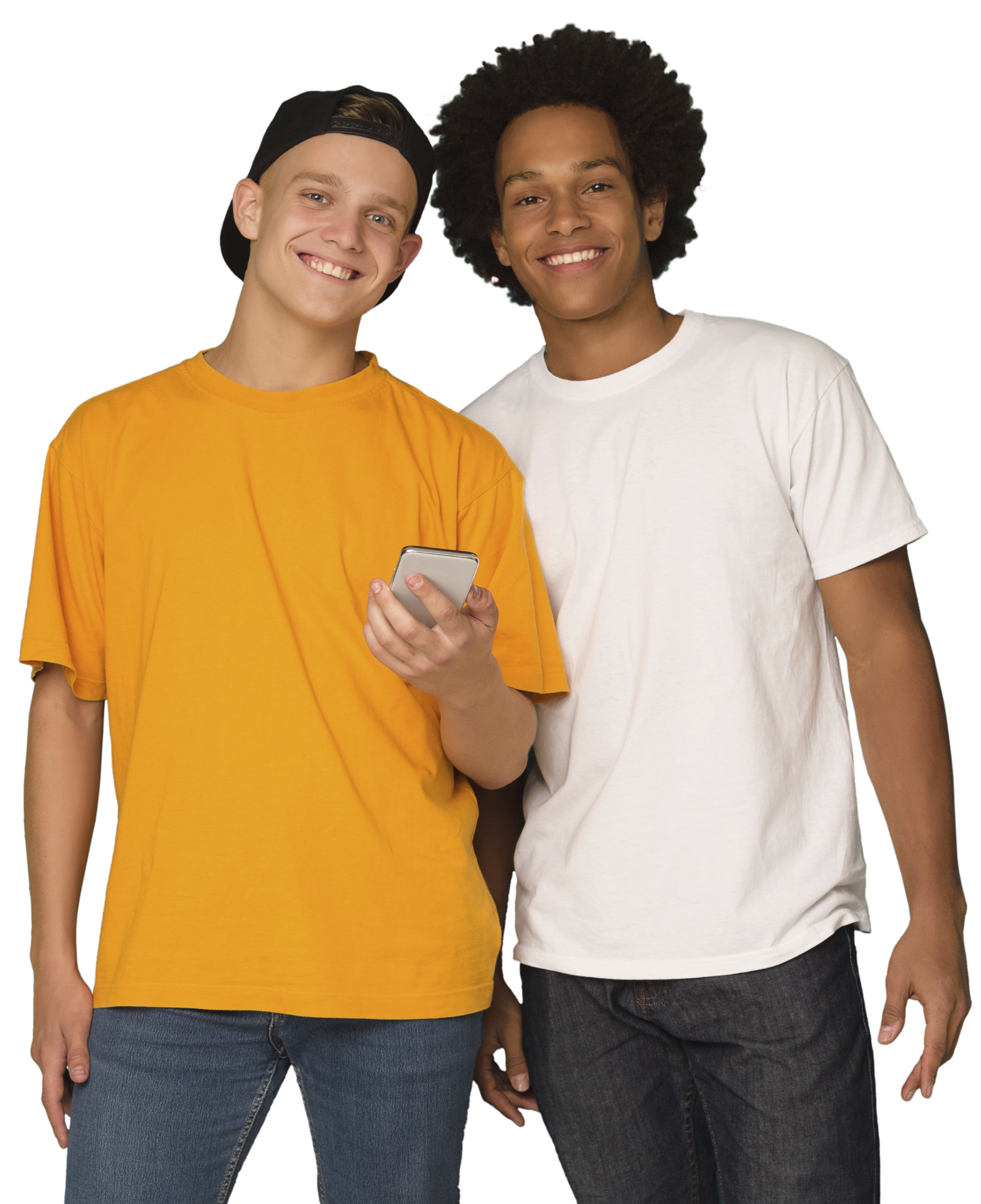 GettyImages-1081888974 twee jonge jongens jongeren met mobiele telefoon geel wit t-shirt vrolijk scholieren helder op school