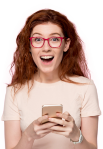 jonge vrouw met mobiele telefoon kijkt verrast en vrolijk rode bril rood lang haar