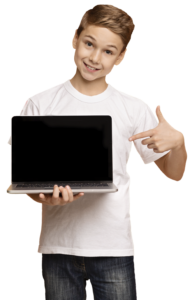 blonde jongen met laptop wijst wit t-shirt helder op school