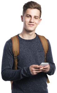 jongen in grijze trui staat met rugzak en mobiele telefoon kort blond haar houdt mobieltje vast helder op school