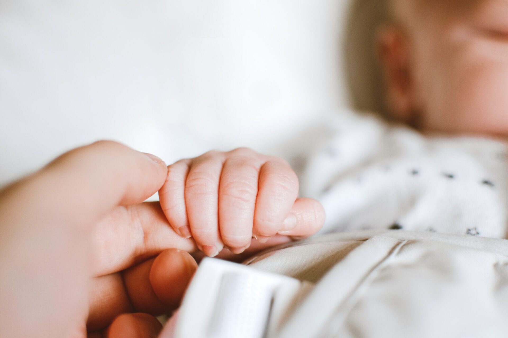 babyhandje in volwassenen hand