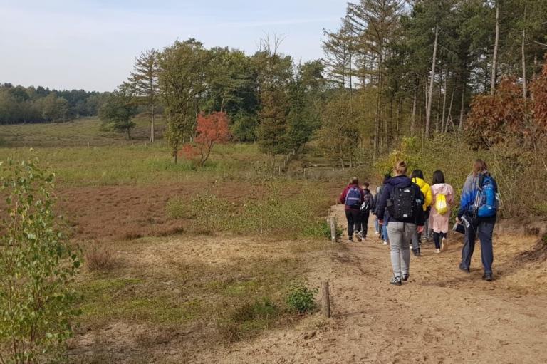 Leerlingen van het Corderius college in Amersfoort maken een boswandeling