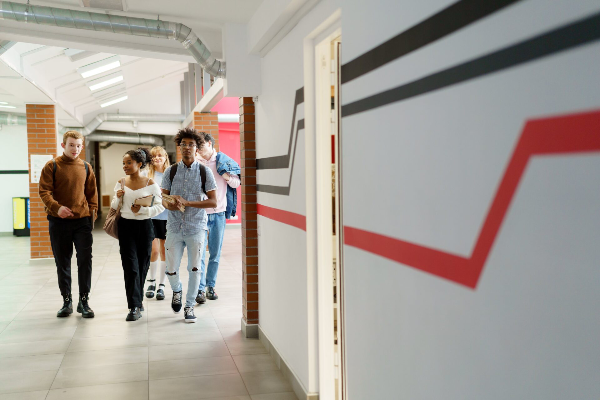 Groepje scholieren in de schoolgang, blog Helder op School