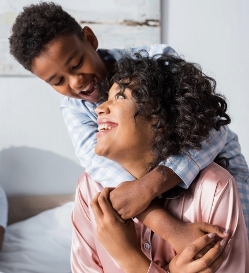 moeder en kind hebben een liefdevol moment samen