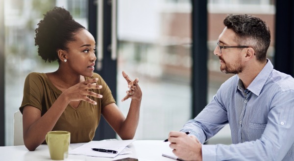 man en vrouw in gesprek over begeleiding naar werk