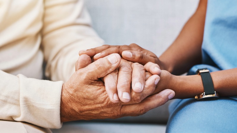 zorgmedewerker met oudere patient