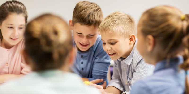 kinderen op school spelen samen