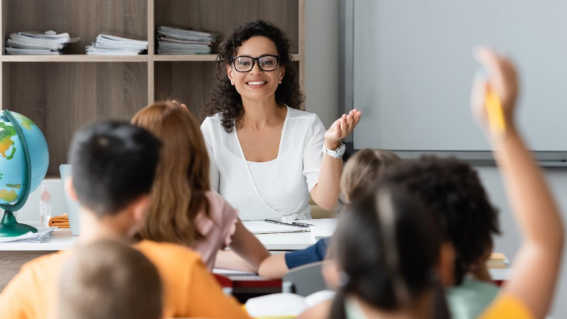 lerares met kinderen in de klas